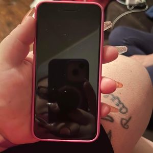 iPhone SE second generation. It’s only 1 month old. No damage. Unlocked.